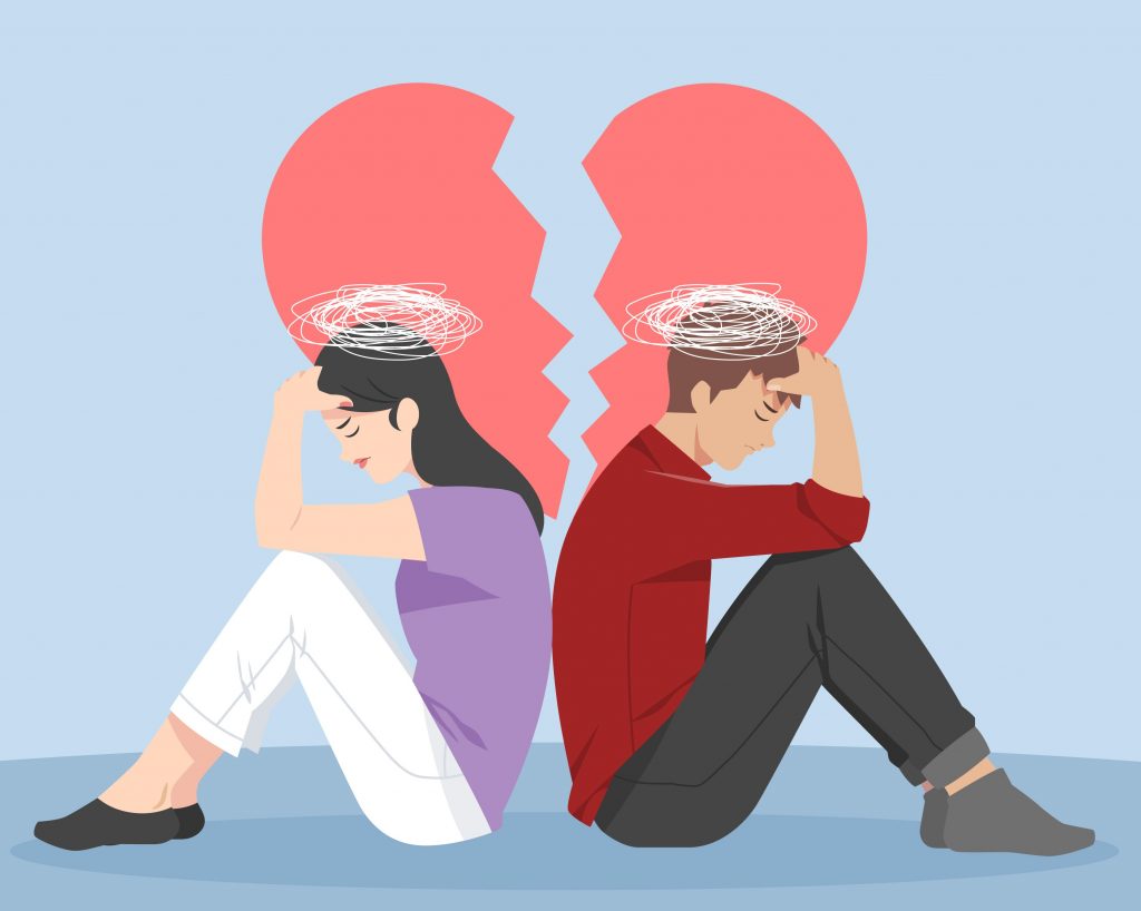 Couple assis dos à dos avec un cœur déchiré ; ils n'arrivent plus à s'entendre , cela les stress car ils ne savent pas comment leur couple pourrait aller mieux.
