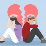 Couple assis dos à dos avec un cœur déchiré ; ils n'arrivent plus à s'entendre , cela les stress car ils ne savent pas comment leur couple pourrait aller mieux.