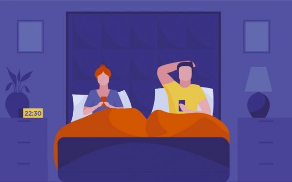 Couple assis dans leur lit côte à côte chacun concentré sur son smartphone.Ils n'ont plus de complicité ni de vie intime, ils s'éloignent peu à peu loin de l'autre. Conseil Conjugal, aide et accompagnement dans les difficultés conjugales.
